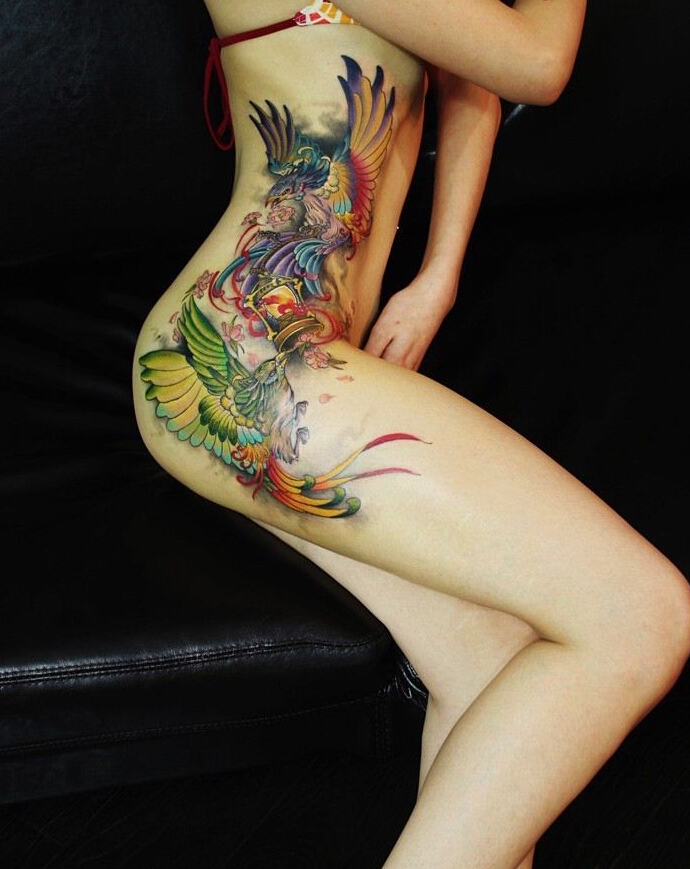 点击大图看下一张：女人侧腰彩色凤凰刺青作品