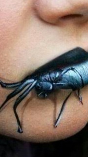 嘴唇上的3D蜘蛛纹身图案