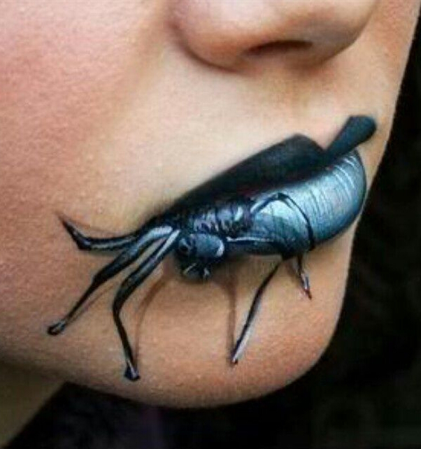 点击大图看下一张：嘴唇上的3D蜘蛛纹身图案