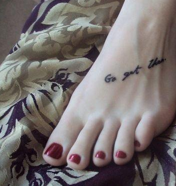 点击大图看下一张：女人脚背简单流行的字母刺青图片