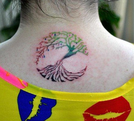 点击大图看下一张：女人颈部前卫精美的图腾小树纹身