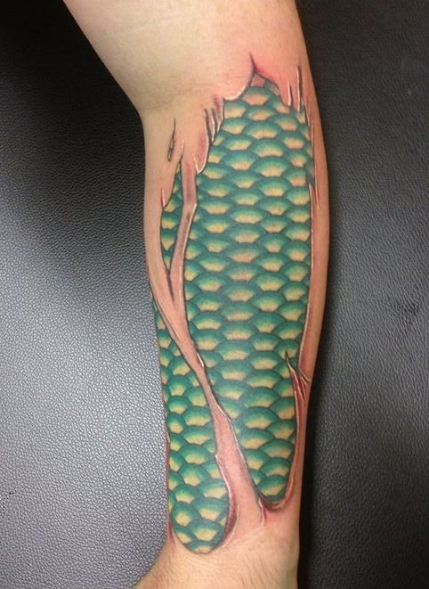 点击大图看下一张:个性的小臂撕皮刺青作品