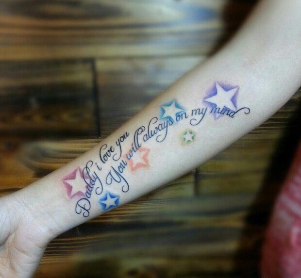 点击大图看下一张：小臂上彩色星星和英文组合的刺青