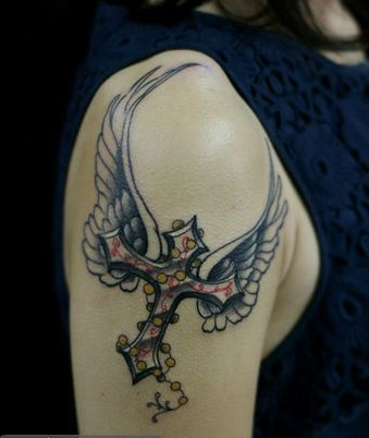 点击大图看下一张：精美好看的十字架翅膀刺青
