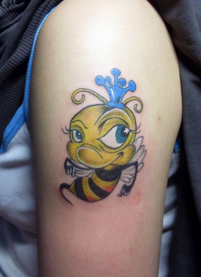 点击大图看下一张：女生手臂可爱的小蜜蜂纹身