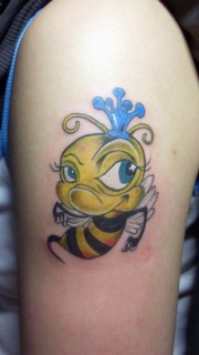 女生手臂可爱的小蜜蜂纹身