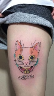 女生大腿上可爱的彩绘猫咪纹身
