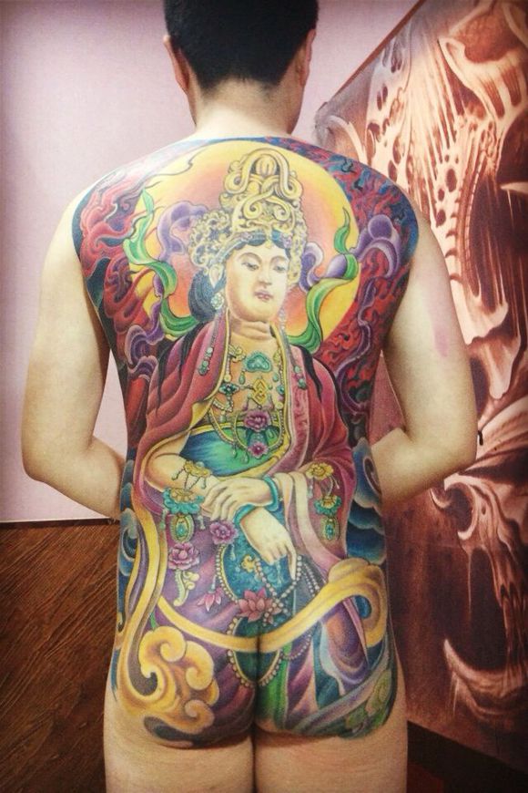 点击大图看下一张：男性满背色彩鲜艳的菩萨纹身
