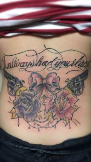 女生后腰漂亮的玫瑰和字母纹身