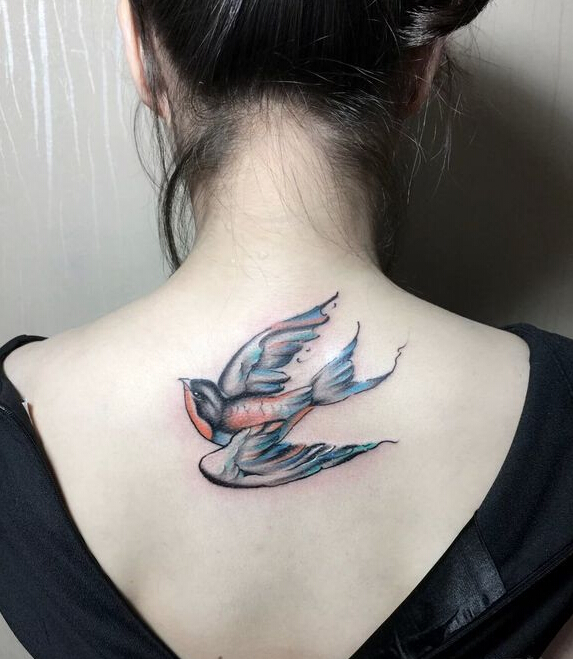 点击大图看下一张：美女背部燕子纹身图案