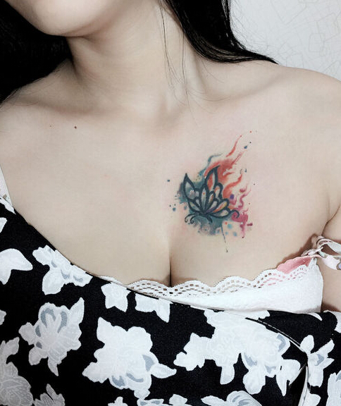 点击大图看下一张：性感胸部彩绘蝴蝶纹身图案