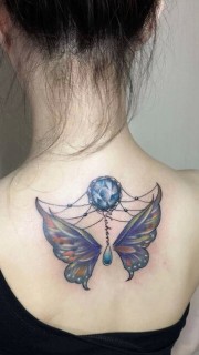 女神背部漂亮的蝴蝶翅膀和宝石纹身