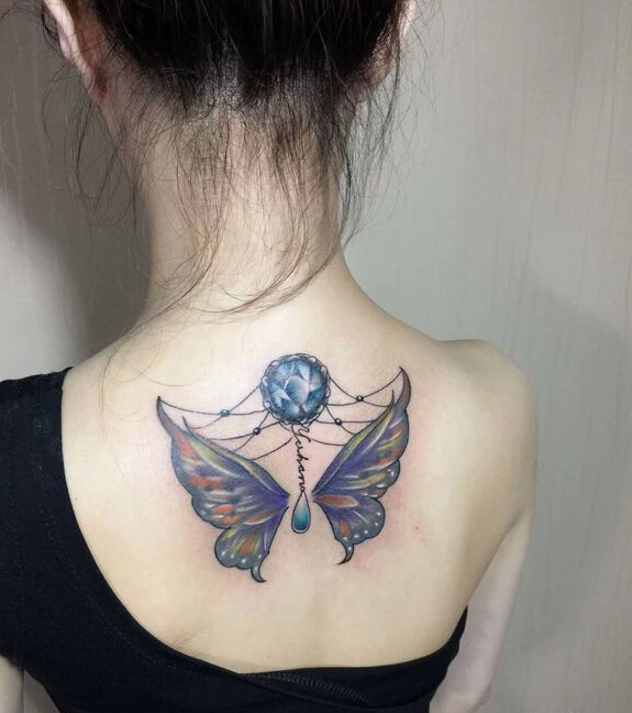 点击大图看下一张：女神背部漂亮的蝴蝶翅膀和宝石纹身