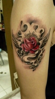 手臂上漂亮的玫瑰花刺青作品
