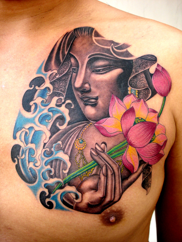 点击大图看下一张：男性胸部佛像莲花纹身