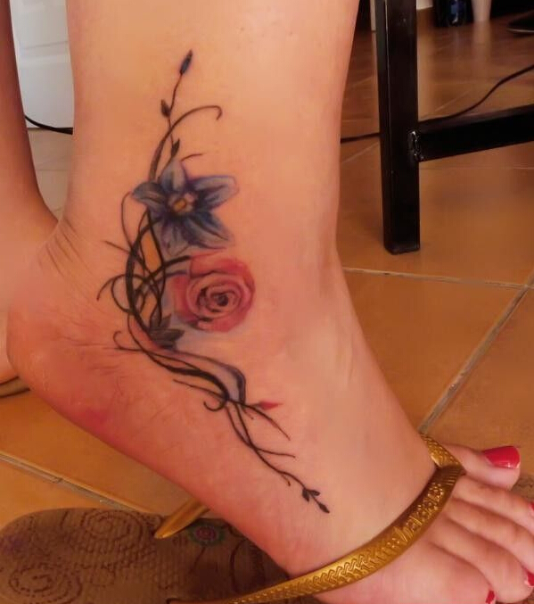 点击大图看下一张：腿部小清新唯美花朵刺青作品