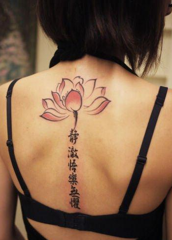 点击大图看下一张：美女背部莲花与汉字刺青图片