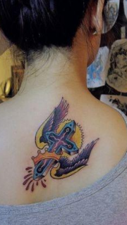 女孩子背部好看的十字架与翅膀刺青