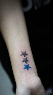 女人小手臂小巧精美的五角星刺青图片
