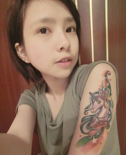 点击大图看下一张：小美女手臂彩色独角兽刺青作品