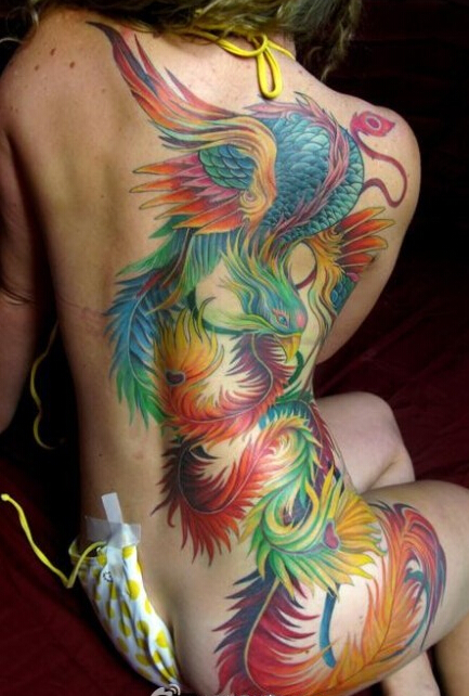 点击大图看下一张：女性背部彩色凤凰刺青图片