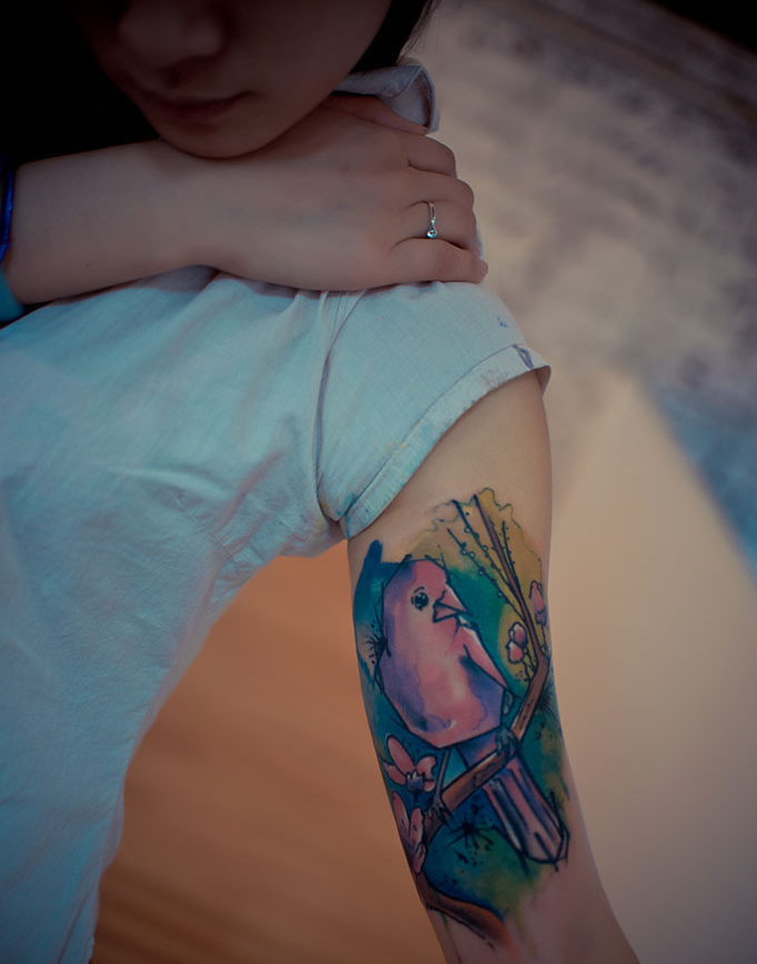 点击大图看下一张：个性水彩鸟手臂刺青作品