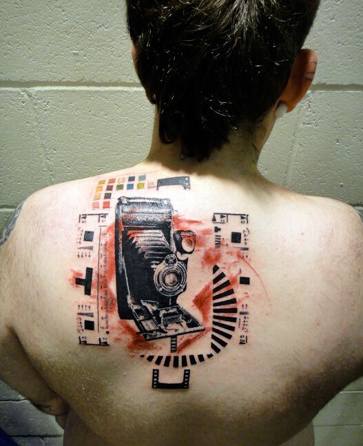 点击大图看下一张：后背上一台老式的胶片相机纹身