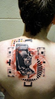 后背上一台老式的胶片相机纹身