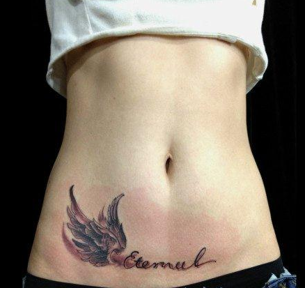 点击大图看下一张：女人腹部前卫唯美的翅膀刺青图片