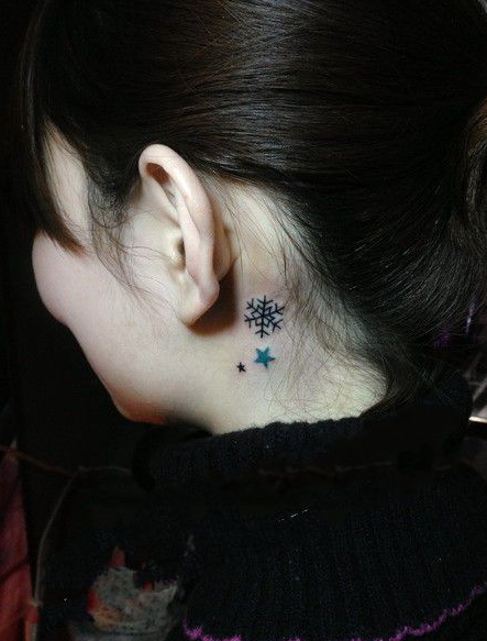 点击大图看下一张：耳朵后面的雪花星星纹身
