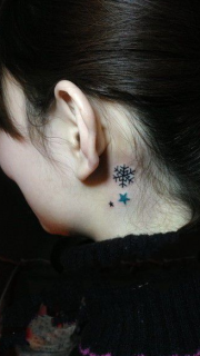 耳朵后面的雪花星星纹身