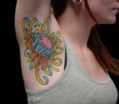点击大图看下一张：女性腋下菊花纹身图案