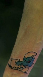 手腕可爱的蓝精灵纹身图案