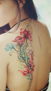 美女背部漂亮的花卉纹身