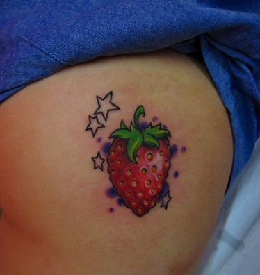 点击大图看下一张：女孩子臀部草莓刺青图片