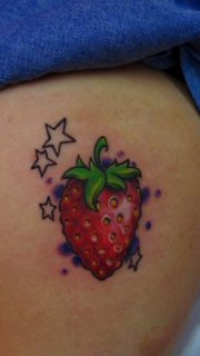 女孩子臀部草莓刺青图片