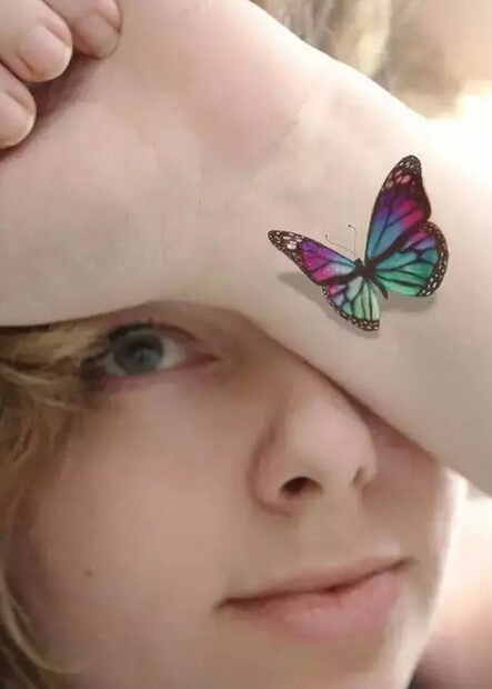 点击大图看下一张：手腕上漂亮的3D蝴蝶纹身