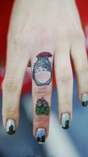 手指可爱经典的卡通龙猫纹身