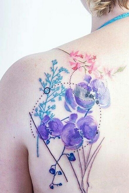 点击大图看下一张：背部漂亮的水彩花纹身图案