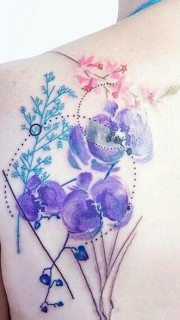 背部漂亮的水彩花纹身图案