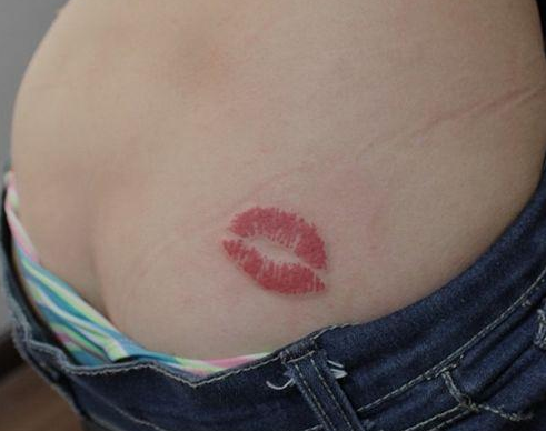 点击大图看下一张：女孩子臀部彩色唇印刺青图片