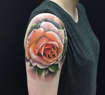 点击大图看下一张：女性手臂漂亮的玫瑰纹身