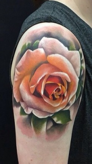 女性手臂漂亮的玫瑰纹身