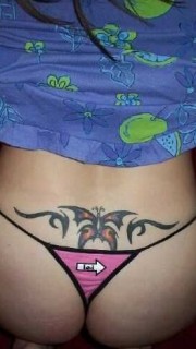 女性后腰性感的蝴蝶纹身图案