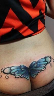 女孩子臀部抽象的翅膀刺青图片