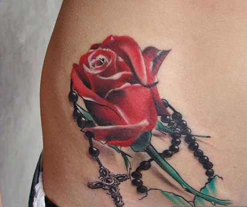 点击大图看下一张：女生腰部漂亮的玫瑰花和十字架纹身