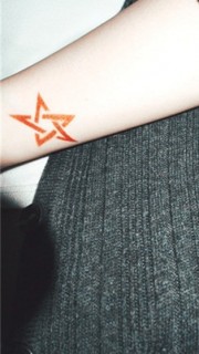 女生手臂红色五角星时尚个性刺青图片