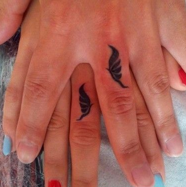 点击大图看下一张：手指上漂亮的情侣蝴蝶纹身图案