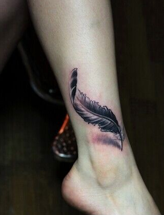 点击大图看下一张：脚踝漂亮的3D羽毛纹身图案大全
