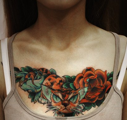 点击大图看下一张：女人胸前玫瑰丛中的猫咪纹身